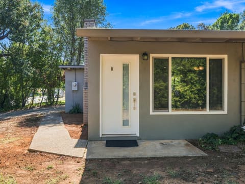 Photograph 4 of 1008 Eugene Ave